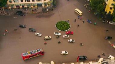 HANOI, VIETNAM - APRIL, 2020: Hanoi şehir merkezindeki kavşağın havadan görünüşü.