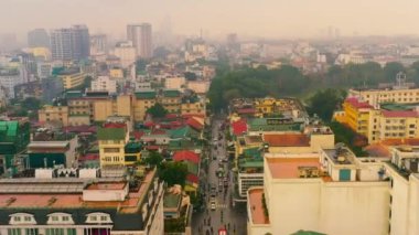 HANOI, VİETNAM - 2020: Bulutlu bir günde Hoan Kiem Gölü yakınlarındaki gezinti alanında Hanoi şehrinin hava manzarası.