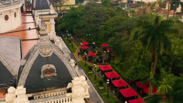HANOI, VIETNAM - APRIL, 2020: Bovenaanzicht vanuit de lucht op het dak van het operagebouw en het park in het centrum van Hanoi. — Stockvideo