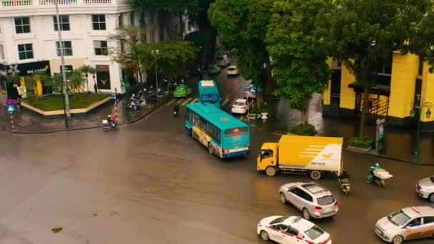 HANOI, VIETNAM - APRIL, 2020: Aerial panorama view of the traffic of the street in the city centre of Hanoi in cloudy weather. — Stock Video