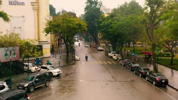 HANOI, VIETNAM - ABRIL, 2020: Vista panorámica aérea del tráfico de la calle en el centro de la ciudad de Hanoi con tiempo nublado . — Vídeo de stock