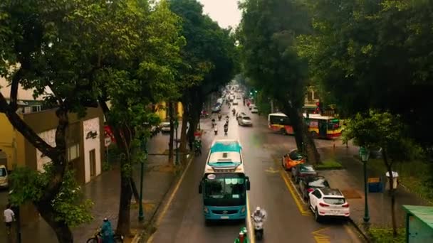 HANOI, VIETNAM - APRIL, 2020: Letecký panoramatický výhled na provoz ulice v centru Hanoje za oblačného počasí. — Stock video