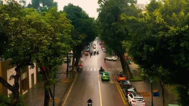 HANOI, VIETNAM - APRIL, 2020: Letecký panoramatický výhled na provoz ulice v centru Hanoje za oblačného počasí. — Stock video