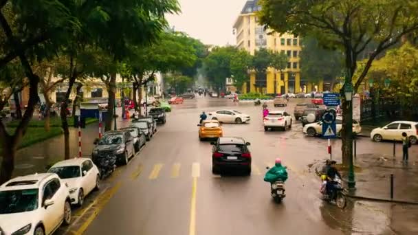 ベトナムのハノイ-エイプリル社, 2020:ハノイ市内中心部のオペラハウス近くの道路とロータリーの空中ドローンビュー. — ストック動画