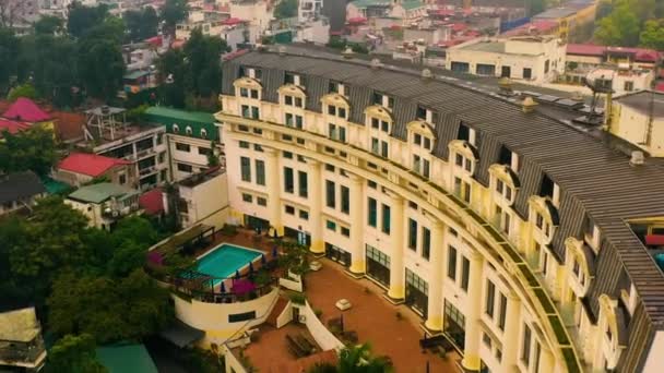 HANOI, VIETNAM - APRIL, 2020: Aerial panorama view of the roof and courtyard of the Hilton Hotel of Hanoi. — 비디오