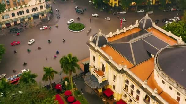 HANOI, VIETNAM - APRIL, 2020: Bovenaanzicht vanuit de lucht op de rotonde in het centrum van Hanoi bij het Grand Opera House. — Stockvideo