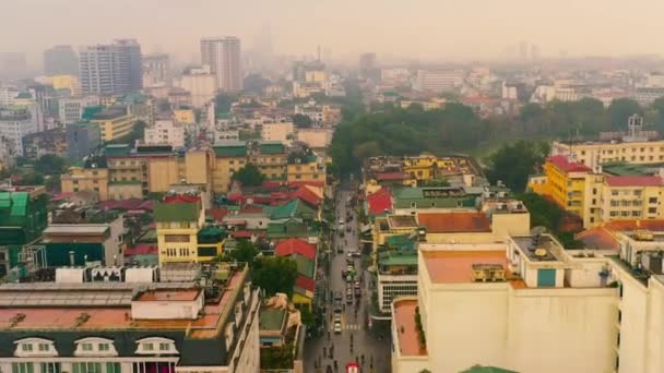 HANOI, VIETNAM - ÁPRILIS, 2020: Légi panoráma Hanoi városára, a Hoan Kiem tó melletti sétányon egy felhős napon. — Stock videók