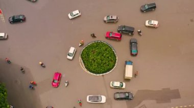 HANOI, VİETNAM - 2020: Trang Tien caddesindeki Hanoi şehir merkezindeki kavşağın havadan görünüşü.
