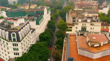 HANOI, VİETNAM - Nisan 2020: Hanoi kentinin çatılarının ve yollarından birinin havadan görüntüsü.