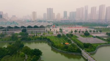 HANOI, VİETNAM - Nisan 2020: Hanoi 'nin Vietnam Ulusal Kongre Merkezi' nin park yakınındaki insansız hava aracı görüntüsü.