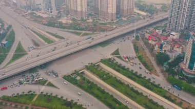 HANOI, VIETNAM - APRIL, 2020: Hanoi ilçelerinden birinin çok katlı şehir otoyolunun havadan manzarası.