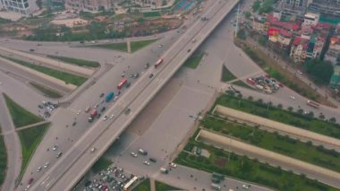 HANOI, VIETNAM - APRIL, 2020: Hanoi ilçelerinden birinin çok katlı şehir otoyolunun havadan manzarası.