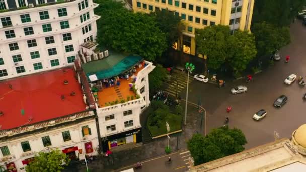 HANOI, VIETNAM - KWIECIEŃ, 2020: Widok z lotu ptaka na dach domu z tarasem i drogą Hanoi. — Wideo stockowe