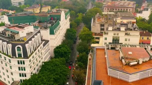 HANOI, VIETNAM - ΑΠΡΙΛΙΟΣ 2020: Αεροφωτογραφία των στεγών των σπιτιών και του δρόμου μιας από τις συνοικίες της πόλης του Ανόι. — Αρχείο Βίντεο