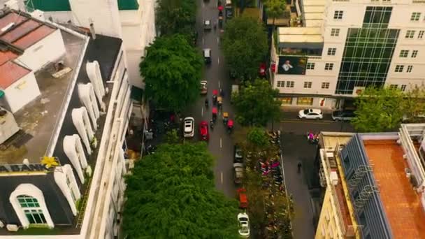 HANOI VIETNAM - ÁPRILIS, 2020: Légi felvétel a házak tetejéről és Hanoi egyik kerületének útjáról. — Stock videók