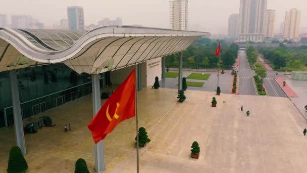 HANOI, VIETNAM - duben 2020: Letecký pohled na hlavní vchod do Vietnamského národního kongresového centra v Hanoji. — Stock video