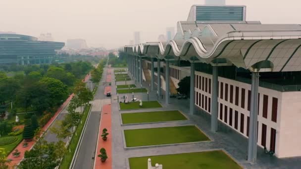 HANOI, VIETNAM - Duben 2020: Letecký pohled na budovu Vietnamského národního kongresového centra v Hanoji. — Stock video