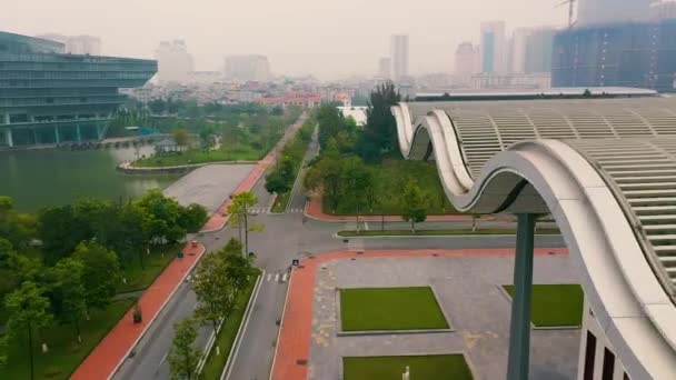 HANOI, VIETNAM - APRIL, 2020: Luchtfoto van de bouw van het Vietnam National Convention Center of Hanoi. — Stockvideo