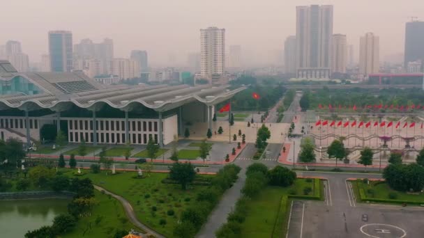 HANOI, VIETNAM - APRIL, 2020: Luchtfoto van het Vietnam National Convention Center of Hanoi in de buurt van het park. — Stockvideo