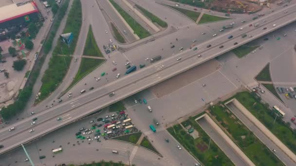 HANOI, VIETNAM - APRIL, 2020: Luftpanorama over den bymæssige motorvej på flere niveauer i et af distrikterne Hanoi . – Stock-video