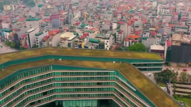 HANOI, VİETNAM - Nisan 2020: JW Marriott Oteli 'nin çatısı ve Hanoi şehrinin manzarası.