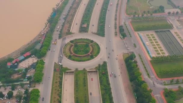 ハノイ,ベトナム-エイプリル社, 2020:ハノイの1つの地区の都市型マルチレベル高速道路の空中パノラマビュー. — ストック動画