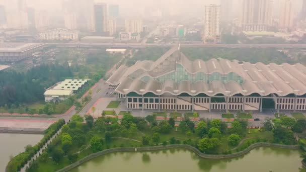 HANOI, VIETNAM - Duben 2020: Letecký panorama pohled na Vietnam Národní kongresové centrum a město Hanoj. — Stock video