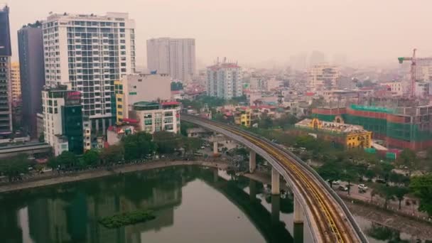 HANOI, VIETNAM - APRIL, 2020: Uitzicht vanuit de lucht op de spoorweg en het stadsgezicht van Hanoi bij het meer. — Stockvideo