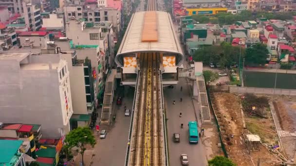 HANOI, VIETNAM - ABRIL, 2020: Vista aérea de la estación ferroviaria y los ferrocarriles en uno de los distritos de Hanoi . — Vídeo de stock