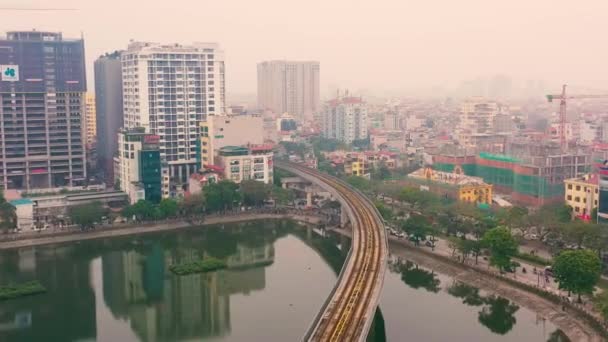 HANOI, VIETNAM - APRIL, 2020: Uitzicht vanuit de lucht op de spoorweg en het stadsgezicht van Hanoi bij het meer. — Stockvideo