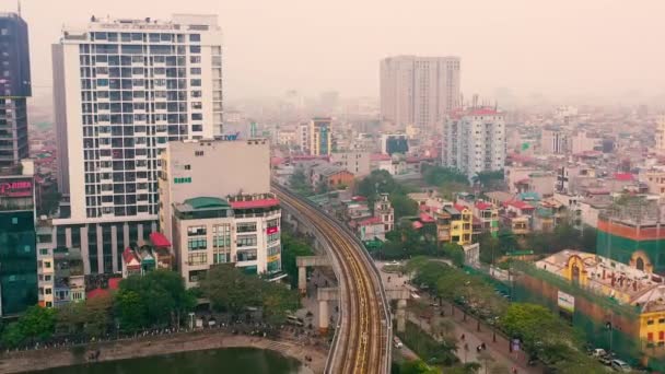 HANOI, VIETNAM - APRIL, 2020: Flygfoto över järnvägsbron och stadsbilden i Hanoi nära sjön. — Stockvideo