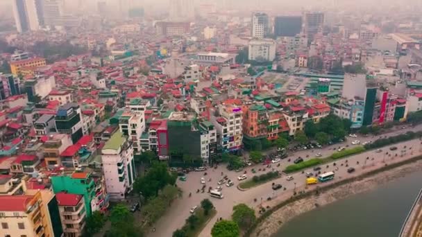 HANOI, VIETNAM - ABRIL, 2020: Vista aérea del paseo marítimo del lago y paisaje urbano de Hanoi . — Vídeos de Stock