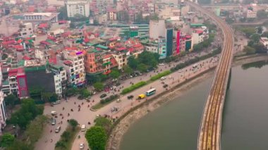 HANOI, VİETNAM - Nisan 2020: Hanoi 'deki demiryolu üst geçidinin havadan manzarası ve göl manzarası.