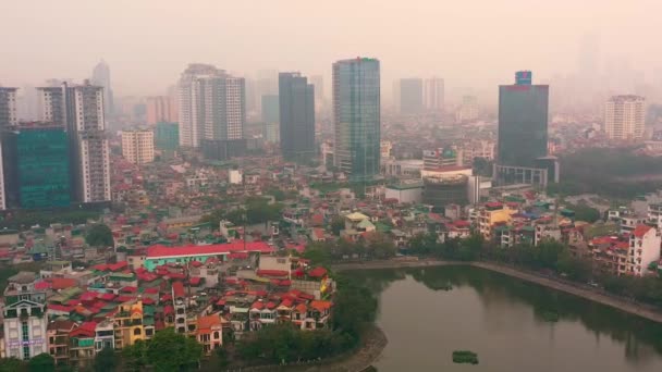 ハノイ,ベトナム-エイプリル社, 2020:ハノイ市の湖の近くにある地区の一つの住宅の屋根の空中ビュー. — ストック動画