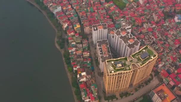 HANOI, VIETNAM - APRIL, 2020: Повітряний вид дахів будинків одного з районів біля озера Ханой. — стокове відео