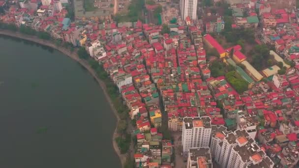 HANOI VIETNAM - ÁPRILIS, 2020: Légi kilátás a házak tetején az egyik kerület közelében tó a város Hanoi. — Stock videók