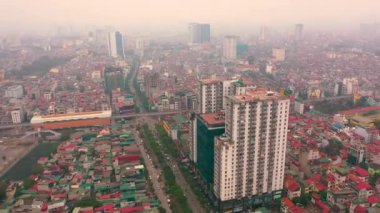 HANOI, VİETNAM - Nisan 2020: Hanoi kentinin çatılarının ve yollarından birinin havadan görüntüsü.