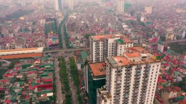 HANOI, VİETNAM - Nisan 2020: Hanoi kentinin çatılarının ve yollarından birinin havadan görüntüsü.