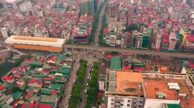 HANOI, VİETNAM - Nisan 2020: Hanoi kentinin çatılarının ve yollarından birinin havadan görüntüsü.