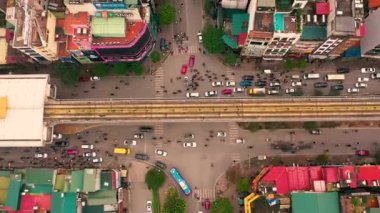 HANOI, VIETNAM - APRIL, 2020: Hanoi ilçelerinden birinin demiryolu istasyonu yakınlarındaki kavşağın hava aracı görüntüsü.
