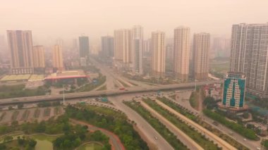 HANOI, VIETNAM - APRIL, 2020: Hanoi ilçelerinden birinin çok katlı şehir otoyolunun havadan manzarası.