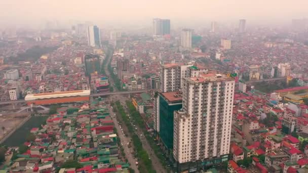 HANOI, VIETNAM - Duben, 2020: Letecký pohled na střechy domů a silnice jednoho z okresů města Hanoj. — Stock video