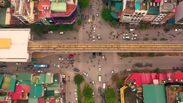 HANOI, VIETNAM - AVRIL 2020 : Vue aérienne par drone d'un carrefour près de la gare d'un des quartiers de Hanoi . — Video