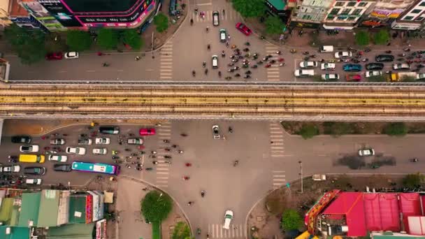 HANOI, VIETNAM - ABRIL, 2020: Vista aérea del cruce de caminos cerca de la estación de tren de uno de los distritos de Hanoi . — Vídeo de stock