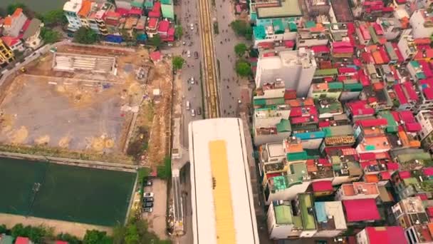 HANOI VIETNAM - ÁPRILIS, 2020: Légi drón kilátás a vasúti felüljáróra és a közúti forgalomra Hanoiban a tó közelében. — Stock videók