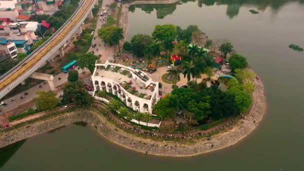 HANOI, VIETNAM - ABRIL, 2020: Vista panorâmica aérea da ilhota com uma área de recreação perto do lago em Hanói . — Vídeo de Stock