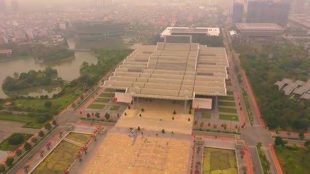 HANOI, VIETNAM - KWIECIEŃ, 2020: Widok z lotu ptaka na dach Narodowego Centrum Kongresowego Wietnamu i krajobraz miejski Hanoi. — Wideo stockowe
