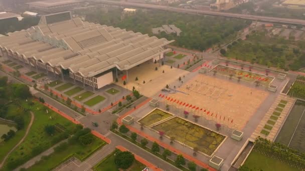 HANOI, VIETNAM - APRIL, 2020: 공중에서 본 베트남 국립 컨벤션 센터와 하노이 공원 근처 영토. — 비디오