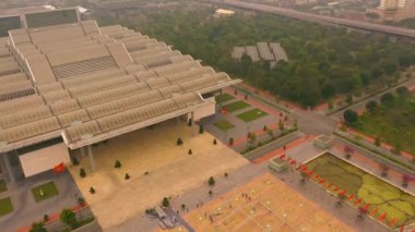 HANOI, VİETNAM - APRIL, 2020: Vietnam Ulusal Kongre Merkezi ve Hanoi Parkı yakınlarındaki bölge.