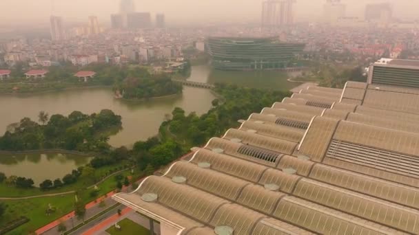 HANOI, VIETNAM - KWIECIEŃ, 2020: Widok z lotu ptaka na dach Narodowego Centrum Kongresowego Wietnamu i krajobraz miejski Hanoi. — Wideo stockowe